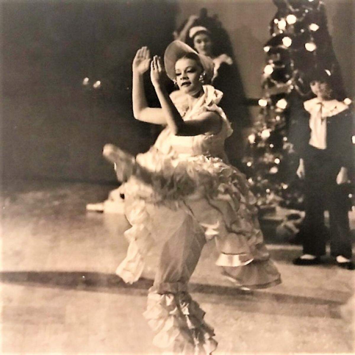 Delma Iles como la muñeca en ”The Nutcracker” a los 15 años de edad. “Esto fue con la Bristol Concert Ballet Company, en Bristol, Virginia. Era la primera vez que bailaba en un ballet de verdad. Desde entonces, he bailado todos los papeles femeninos en ‘The Nutcracker’ excepto Clara y la danza árabe. De alguna manera, ¡ningún director visualizó jamás a una rubia de ojos azules en el papel de árabe!”.
