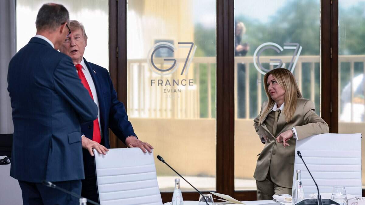 El presidente de Estados Unidos, Donald Trump, conversa con el canciller de Alemania, Friedrich Merz, junto a la primera ministra de Italia, Giorgia Meloni, durante un almuerzo de trabajo con líderes del G7 y de Oriente Medio, el 16 de junio de 2026 en Evian-les-Bains, Francia.
