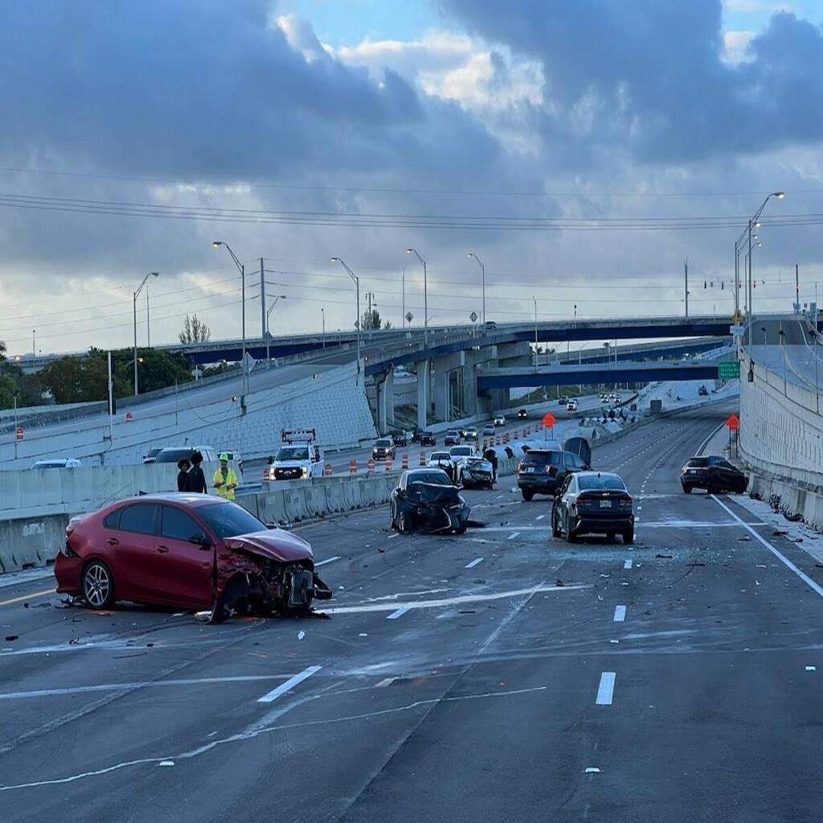 Un muerto y dos heridos tras choque de seis autos en la I-95.