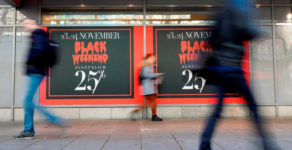 Originario de Estados Unidos, tiene lugar el día después de Acción de Gracias, o sea, el último viernes de noviembre.