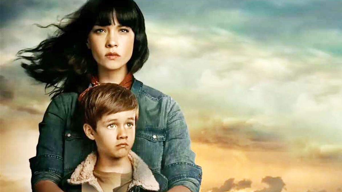 Carolina Miranda en el papel de la señora Acero, junto a su hijo en la novela.