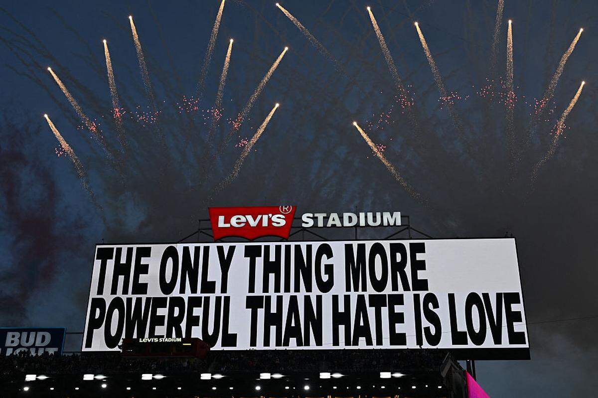 “Lo único más fuerte que el odio es el amor”, dice el mensaje que mostró el artistas puertorriqueño Bad Bunny durante su espectáculo del medio tiempo del Super Bowl en el Levi’s Stadium, el domingo 8 de febrero de 2026, en Santa Clara, California.