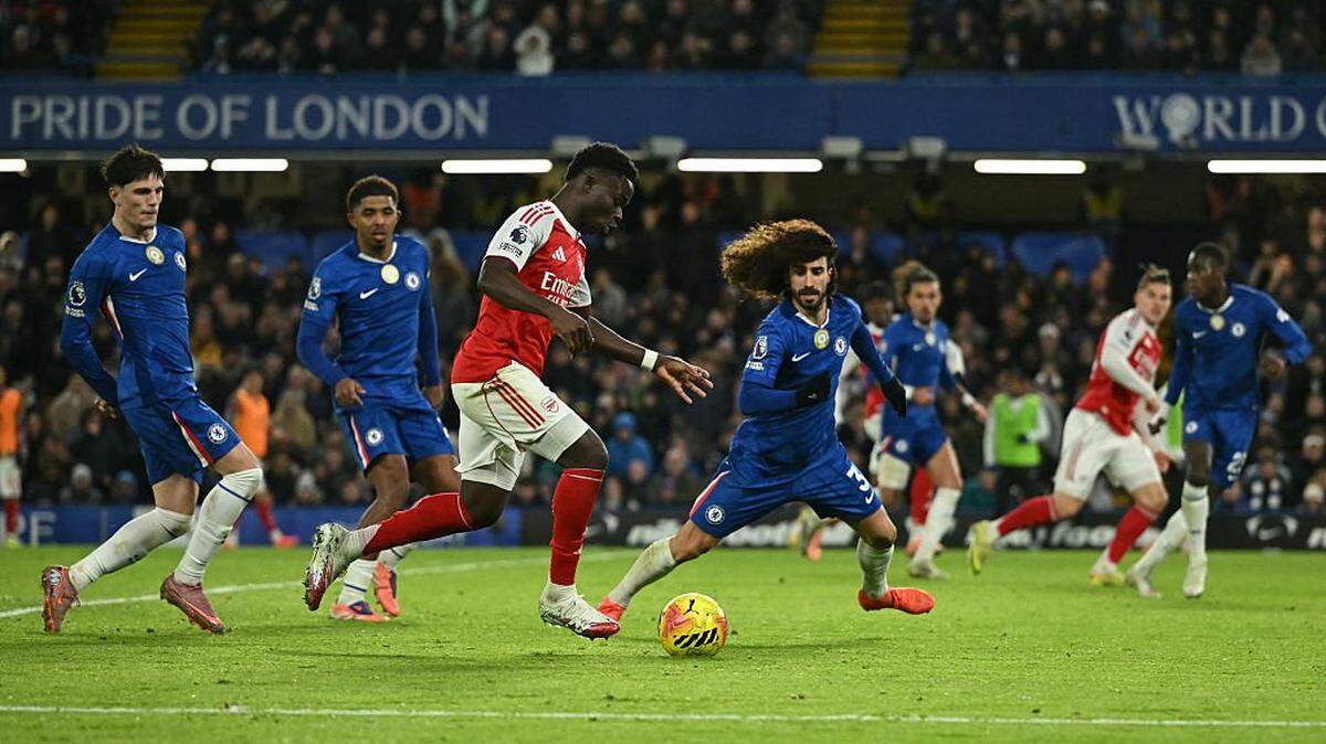 El Arsenal, líder de la Premier League, no pasó este domingo del empate 1-1 en su visita al Chelsea que jugó toda la segunda mitad con un jugador menos por la expulsión del ecuatoriano Moisés Caicedo.