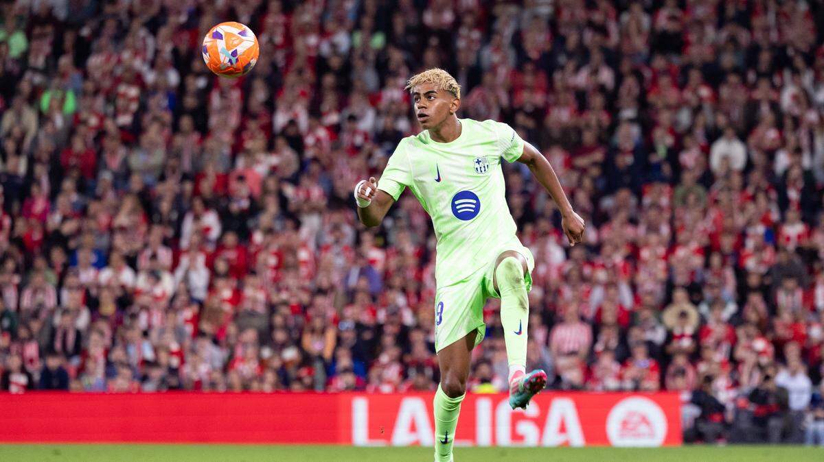 El atacante español Lamine Yamal renovó este martes su contrato con el FC Barcelona hasta 2031, tras una temporada espectacular en la que ha sido protagonista en la consecución de LaLiga y de la Copa del Rey.
