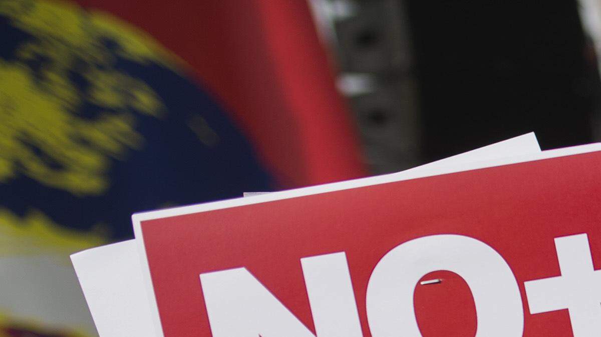 Una mujer sostiene carteles con la imagen del líder de la oposición encarcelado de Venezuela, Leopoldo López, durante una protesta por la liberación de López y otros líderes de la oposición encarcelados, en Madrid, el sábado 18 de febrero de 2017. 