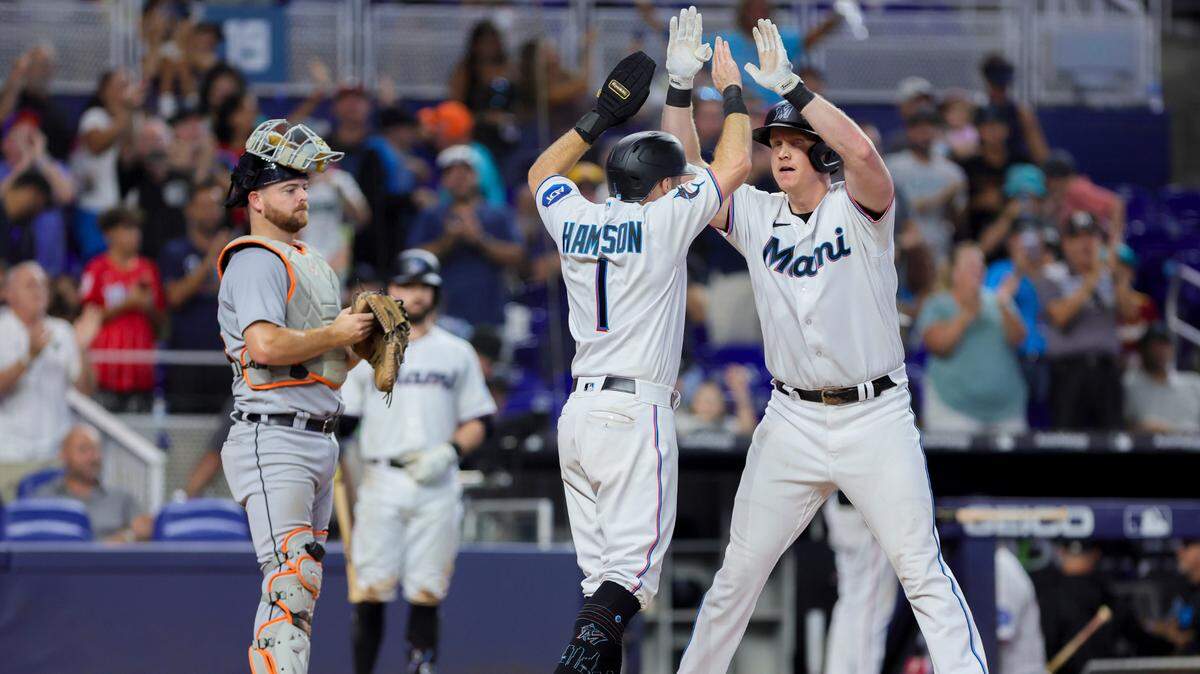 El bateador designado de los Marlins Garrett Cooper (der.) celebra con su compañero de equipo Garrett Hampson tras pegar un jonrón en el séptimo inning del partido ante los Tigres de Detroit, celebrado el 30 de julio de 2023 en Miami.