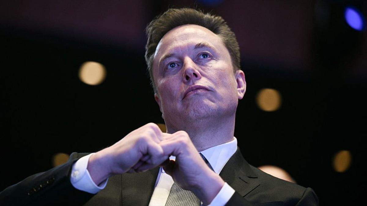 Elon Musk observa al presidente estadounidense Donald Trump mientras habla en el Foro de Inversión entre Estados Unidos y Arabia Saudita en el Centro John F. Kennedy para las Artes Escénicas en Washington, D.C., el 19 de noviembre de 2025.