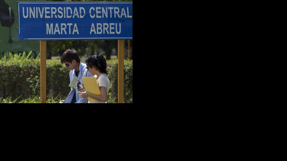 Estudiantes cubanos salen de la Universidad en Santa Clara.