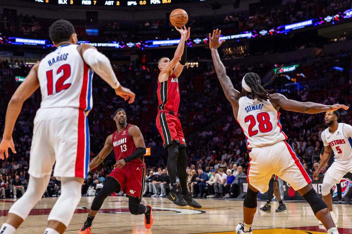 El jugador del Heat Tyler Herro tira al aro ante la marca de Isaiah Stewart, de los Pistons de Detroit, en el partido celebrado el 19 de marzo de 2025 en Miami.