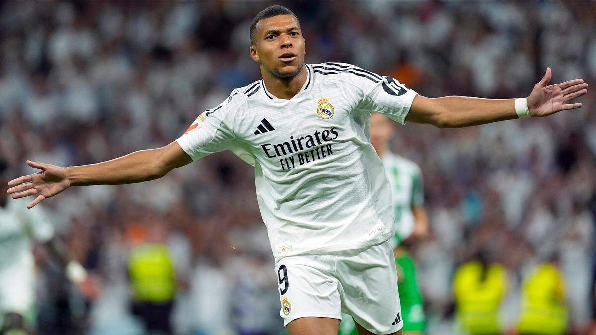 El delantero francés Kylian Mbappé firmó sus dos primeros goles en Liga con el Real Madrid, este domingo en el estadio Santiago Bernabéu ante el Betis, en la cuarta fecha del campeonato español.