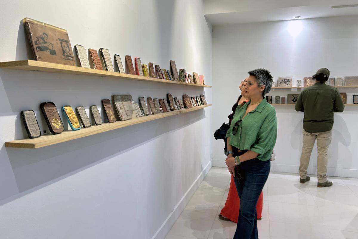 Para lograr su instalación en la galería, Sandra Ramos transformó el espacio, con exactitud casi matemática, en una tienda Apple en la que muestra sus “dispositivos”.