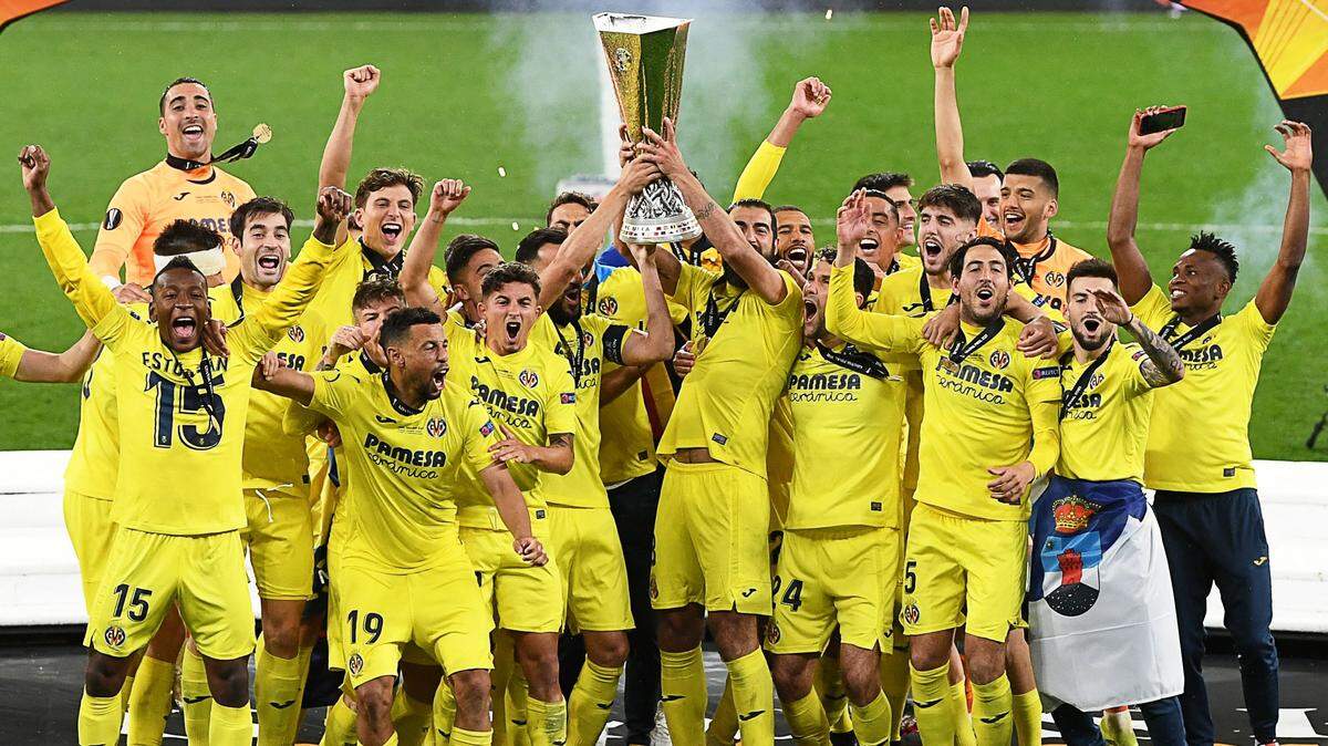 Los jugadores del Villarreal celebran tras vencer en la tanda de penales al Manchester United en la final de la Liga Europa, celebrada el 26 de mayo de 2021 en Gdansk, Polonia.