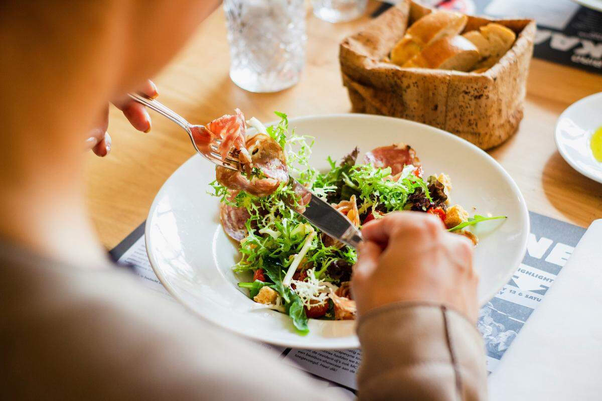 Las espinacas, los huevos, el brócoli, el aguacate y el ajo son alimentos comunes en la dieta mediterránea en los que podemos encontrar buenos niveles de glutatión, considerado uno de los antioxidantes endógenos más potentes del cuerpo.