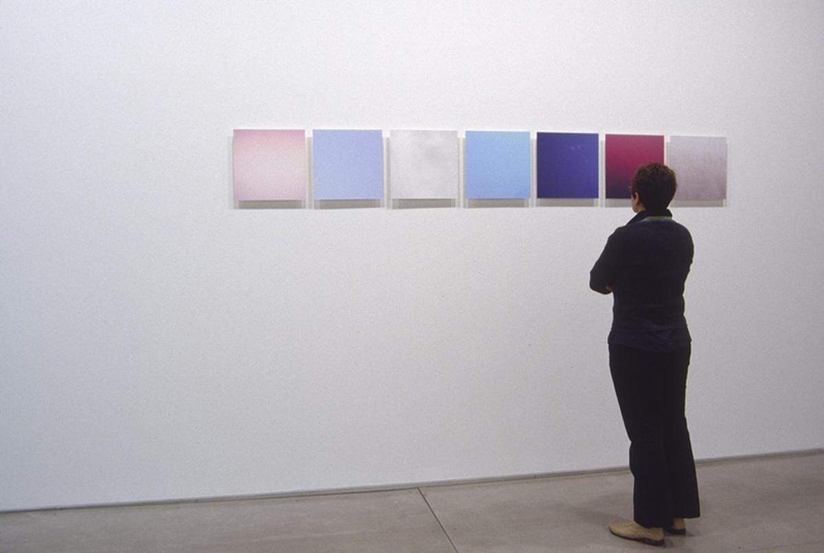 La exposición no tanto guía como que nos sitúa, a los espectadores, en relación con la obra. El espacio invita a la pausa y la proximidad se convierte en parte de la experiencia. La mirada se ralentiza y se vuelve física: exige pequeños ajustes.