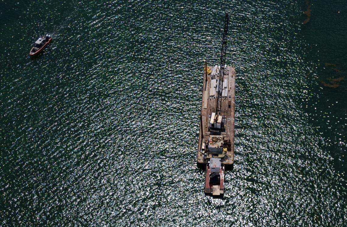 Vista de la barcaza que chocó contra un velero que se hundió frente a la isla Hibiscus de Miami Beach en la Bahía de Biscayne la mañana del lunes 28 de julio de 2025. Cinco niños y una consejera de campamento estaban a bordo del velero, parte de un campamento de verano del Miami Yacht Club. Tres niñas murieron, dijo la Guardia Costera. Martes 29 de julio de 2025.