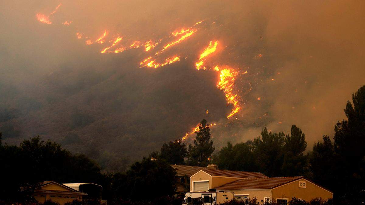 En California, los bomberos están a la carrera intentando controlar lo que se ha convertido en el incendio más grande en la historia del estado.