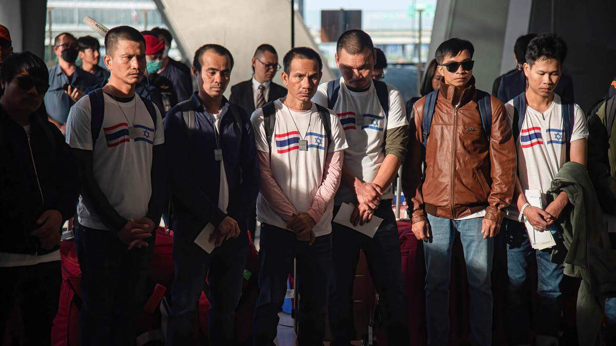 Trabajadores tailandeses que fueron liberados por los milicianos de Hamás se preparar para participar en una conferencia de prensa en el aeropuerto internacional de Bangkok, el jueves 30 de noviembre de 2023.