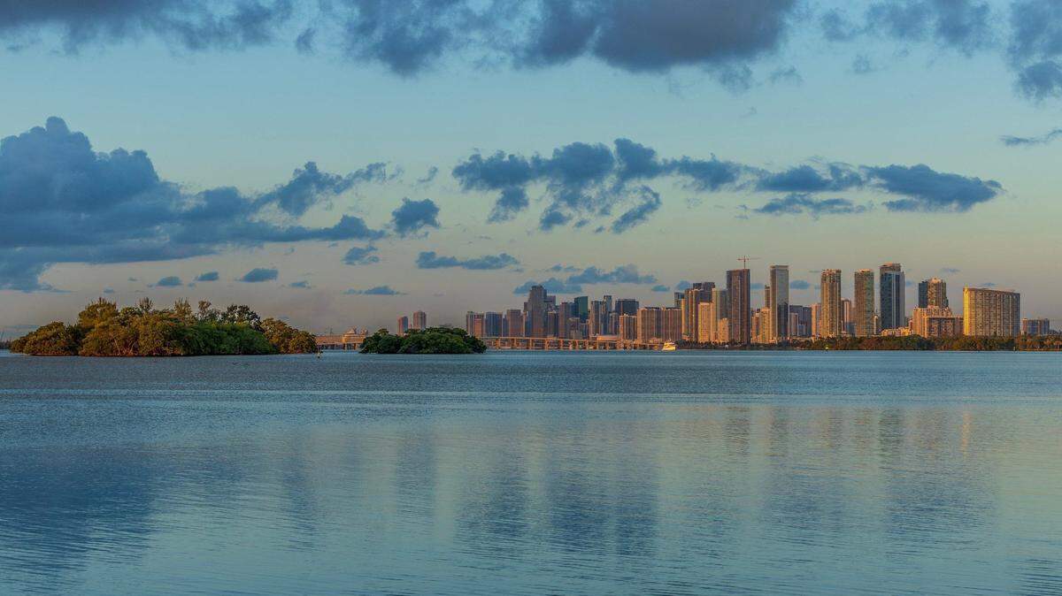 Vista del horizonte de Miami, incluida Bird Key, una isla privada en la Bahía Biscayne