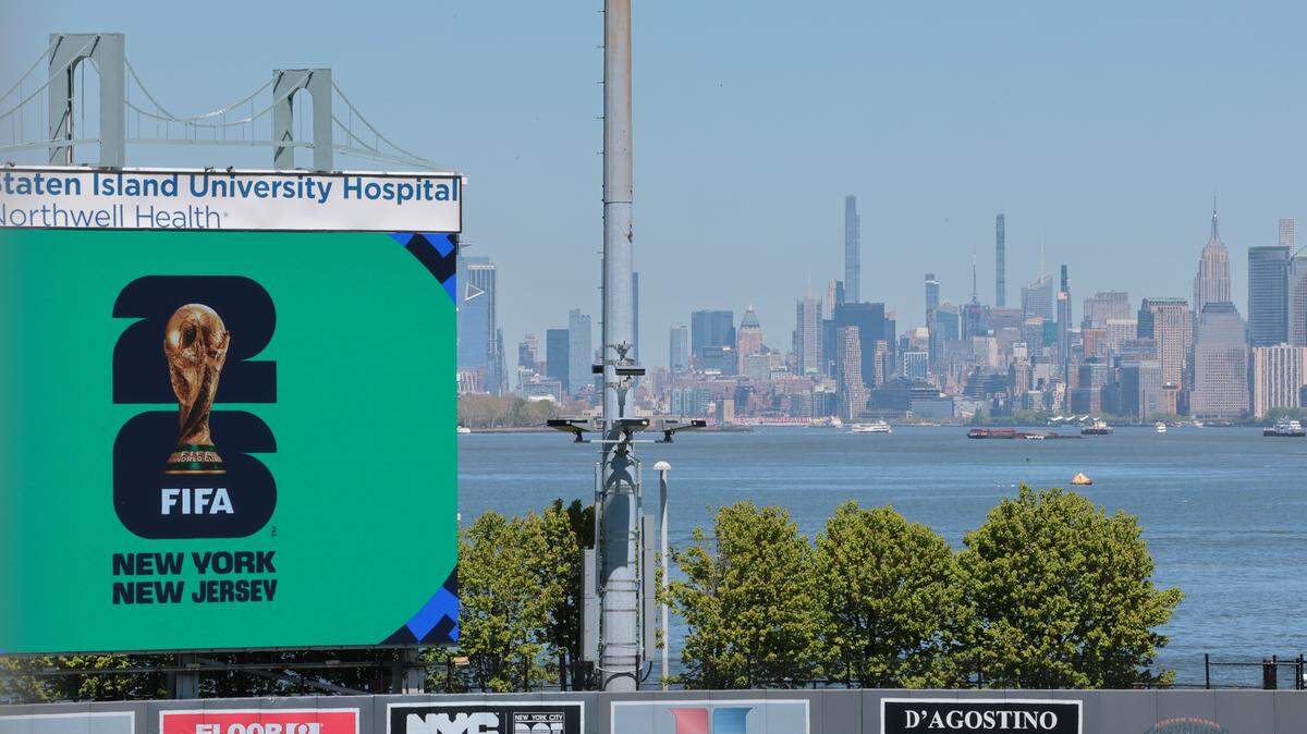 El logo de la FIFA aparece exhibido en el Staten Island University Hospital Community Park el 27 de abril de 2026 en la ciudad de Nueva York.