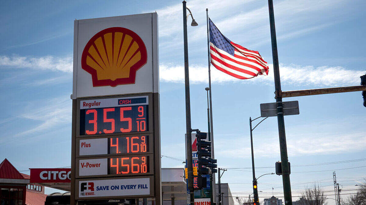 Un cartel muestra los precios del combustible en una gasolinera el 2 de marzo de 2026 en Chicago, Illinois. 