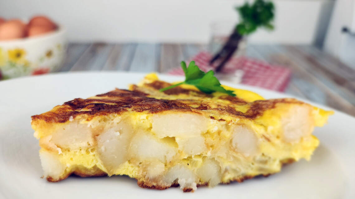 Aprende a preparar esta receta clásica y deliciosa de tortilla de papas y cebolla