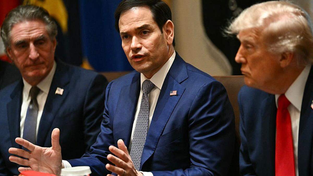 El secretario de Estado de EEUU, Marco Rubio, habla junto al secretario del Interior de EEUU, Doug Burgum, y al presidente de EEUU, Donald Trump, durante una reunión de gabinete en la Sala del Gabinete de la Casa Blanca, en Washington, D.C., el 27 de mayo de 2026.