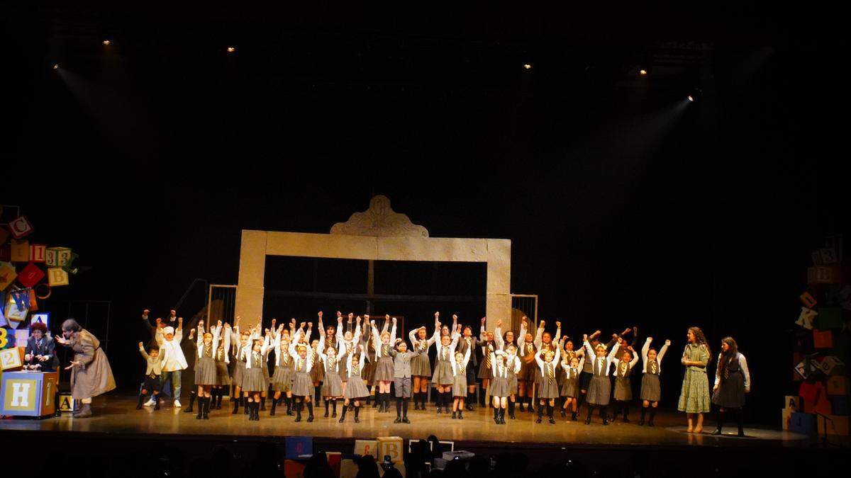 Todos los pequeños que participaron en la exitosa puesta en escena de “Matilda Jr.”, a cargo de la Sociedad Actoral Hispanoamericana (SAH).