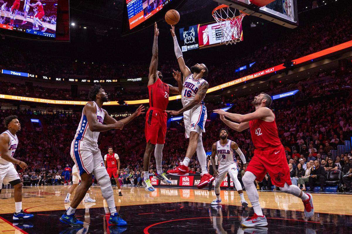 El jugador del Heat Haywood Highsmith (izq.) bloquea un tiro a Caleb Martin, de los 76ers de Filadelfia, en el partido de la NBA celebrado el 18 de noviembre de 2024 en Miami.