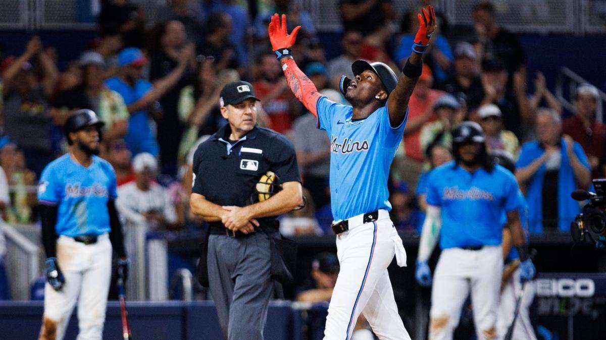 El bateador designado de los Marlins Jazz Chisholm Jr. celebra tras batear un jonrón en el cuarto inning del partido ante los Mets de Nueva York, celebrado el 21 de julio de 2024 en Miami.