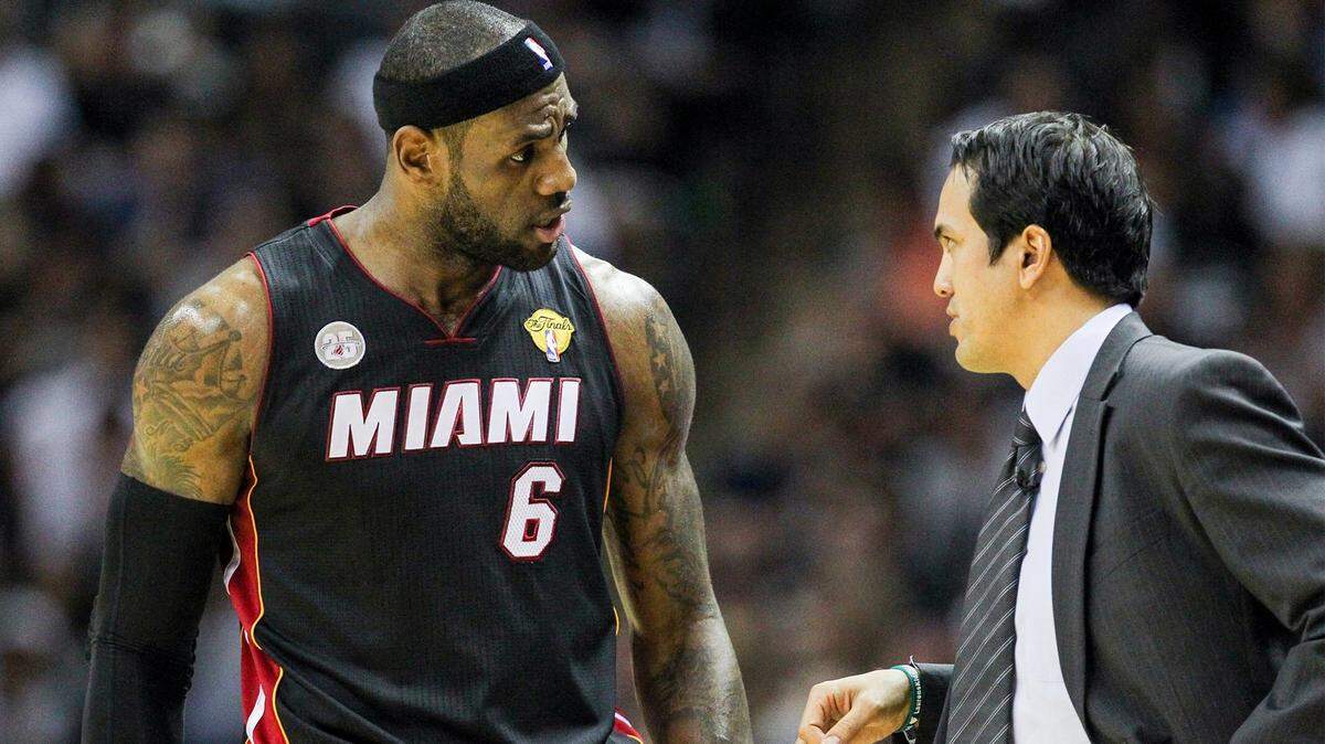 Foto de archivo. El entrenador del Heat, Erik Spoelstra, recordó,antes del partido contra los Lakers de Los Angeles en la FTX Arena las cuatro temporadas que dirigió a LeBron James y dijo que jamás olvidará el profundo compromiso que siente el jugador por su profesión.