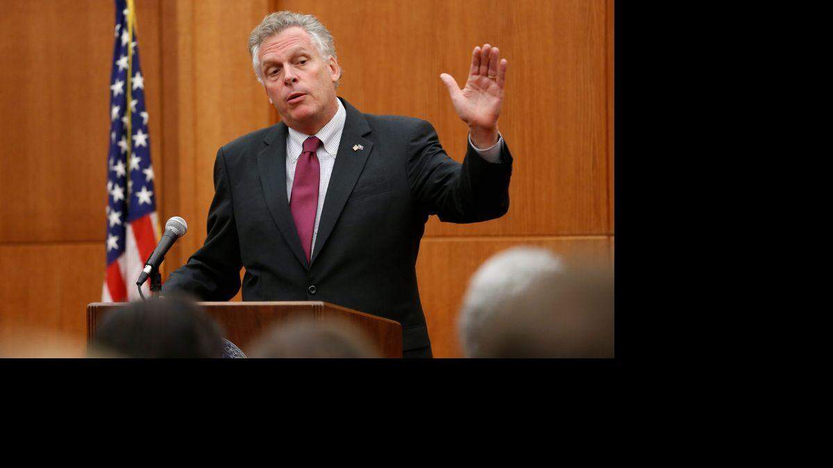 El gobernador de Virginia, Terence R. McAuliffe