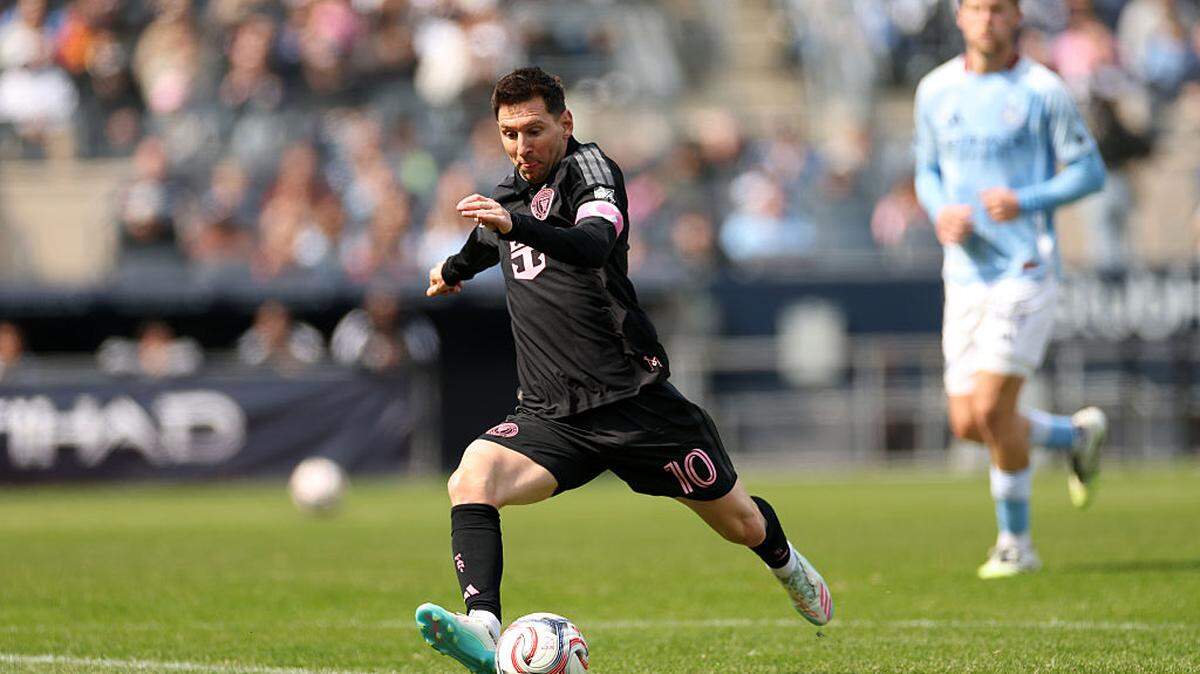 El astro del Inter Miami Lionel Messi patea el balón ante New York City FC, en el partido de la MLS celebrado el 22 de marzo de 2026 en Nueva York. 