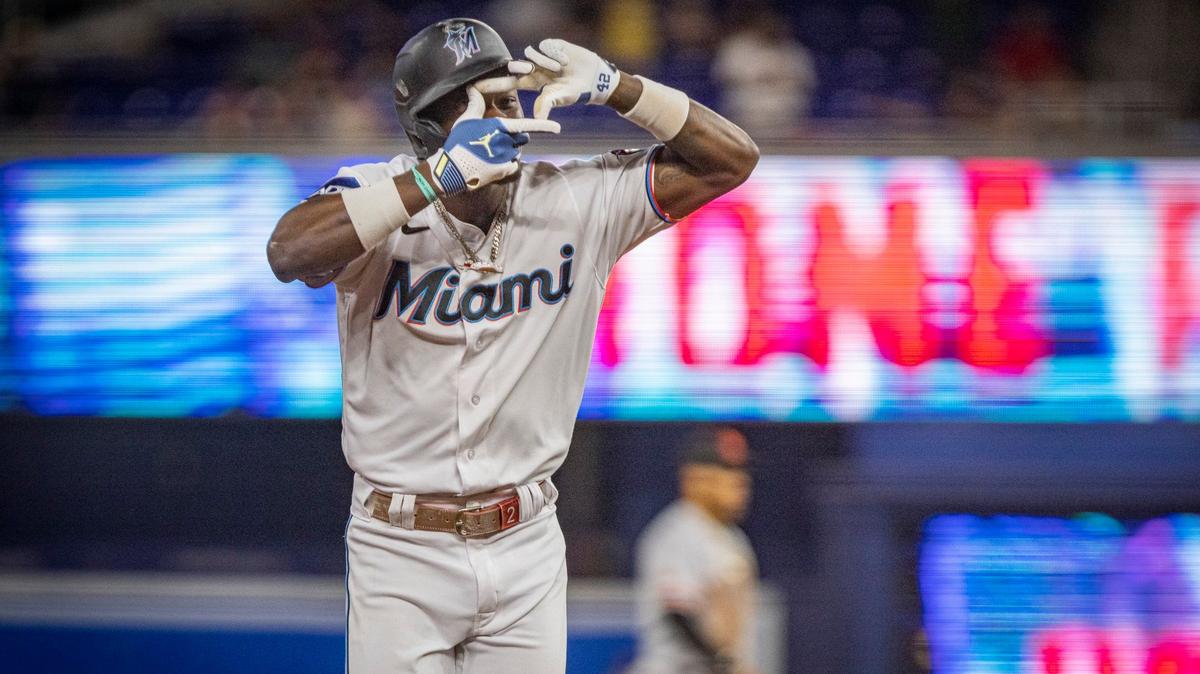El jardinero de los Marlins Jazz Chisholm Jr. celebra tras batear un jonrón en el cuarto inning ante los Gigantes de San Francisco, en el partido celebrado el 18 de abril de 2023 en Miami.