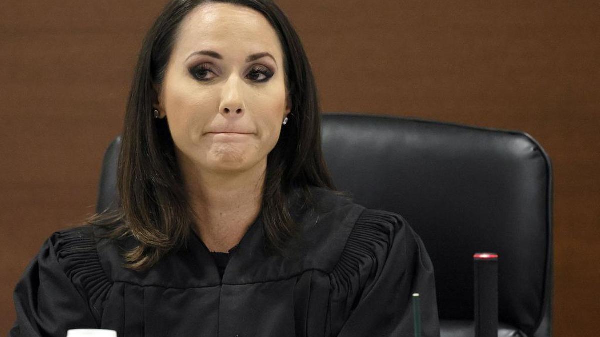 La jueza Elizabeth Scherer habla ante el tribunal durante la selección del jurado en la fase de sanción del juicio del tirador de la escuela secundaria Marjory Stoneman Douglas, Nikolas Cruz, en el juzgado del condado de Broward en Fort Lauderdale el lunes 6 de junio , 2022. C (Amy Beth Bennett/Sun Sentinel/TNS)