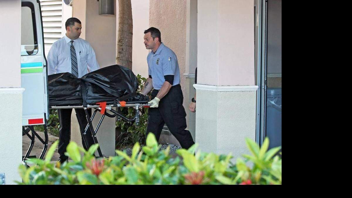 Un funcionario de la morgue de Miami-Dade se lleva el cuerpo de un hombre que le disparó a una mujer y luego se suicidó en el vestíbulo del Hospital Kindred en Coral Gables el lunes 4 de enero de 2016. La mujer fue trasladada al Hospital Jackson Memorial y se esperaba que sobreviviera.
