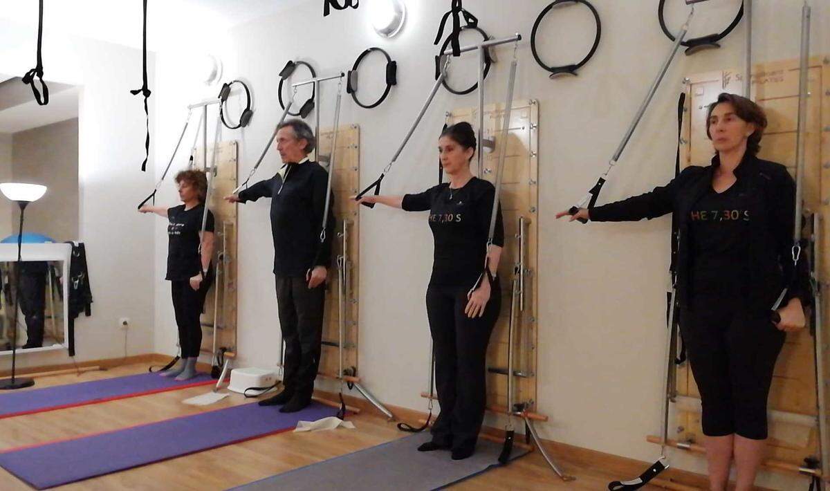 Pilates es para poner en forma a practicantes de todas las edades. Una clase de Pilates en PilatesBM-Torrelodones, Madrid.