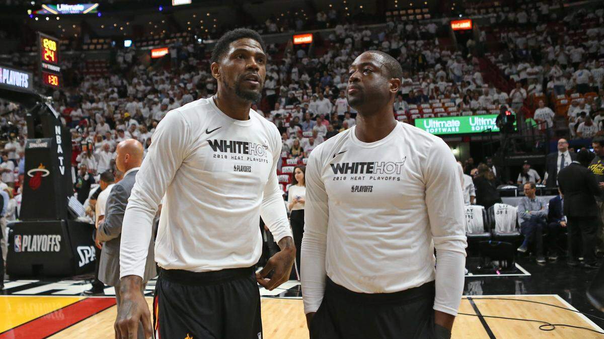 Udonis Haslem (izq.) y Dwyane Wade hablan antes del tercer partido de playoffs entre el Heat y los Sixers, el 19 de abril de 2018 en Miami.