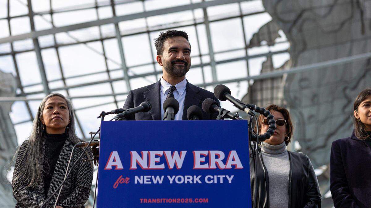 El alcalde electo de la ciudad de Nueva York, Zohran Mamdani, presentó a los miembros de su equipo de transición ante los medios de comunicación frente a la Unisphere en Flushing Meadows Corona Park, Queens, el 5 de noviembre de 2025.