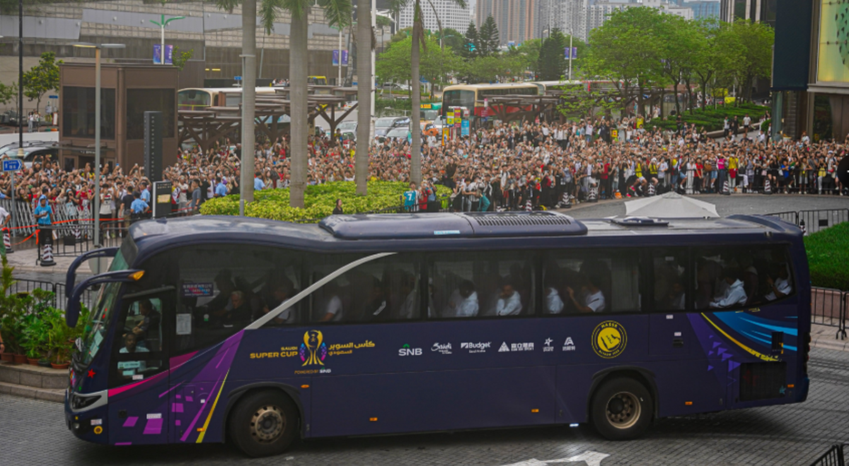 El delantero del Al Nassr Cristiano Ronaldo tuvo un recibimiento digno de un héroe el martes en Hong Kong a donde llegó con su equipo para jugar la semifinal de la Supercopa saudita contra el Al Ittihad de Karim Benzema.