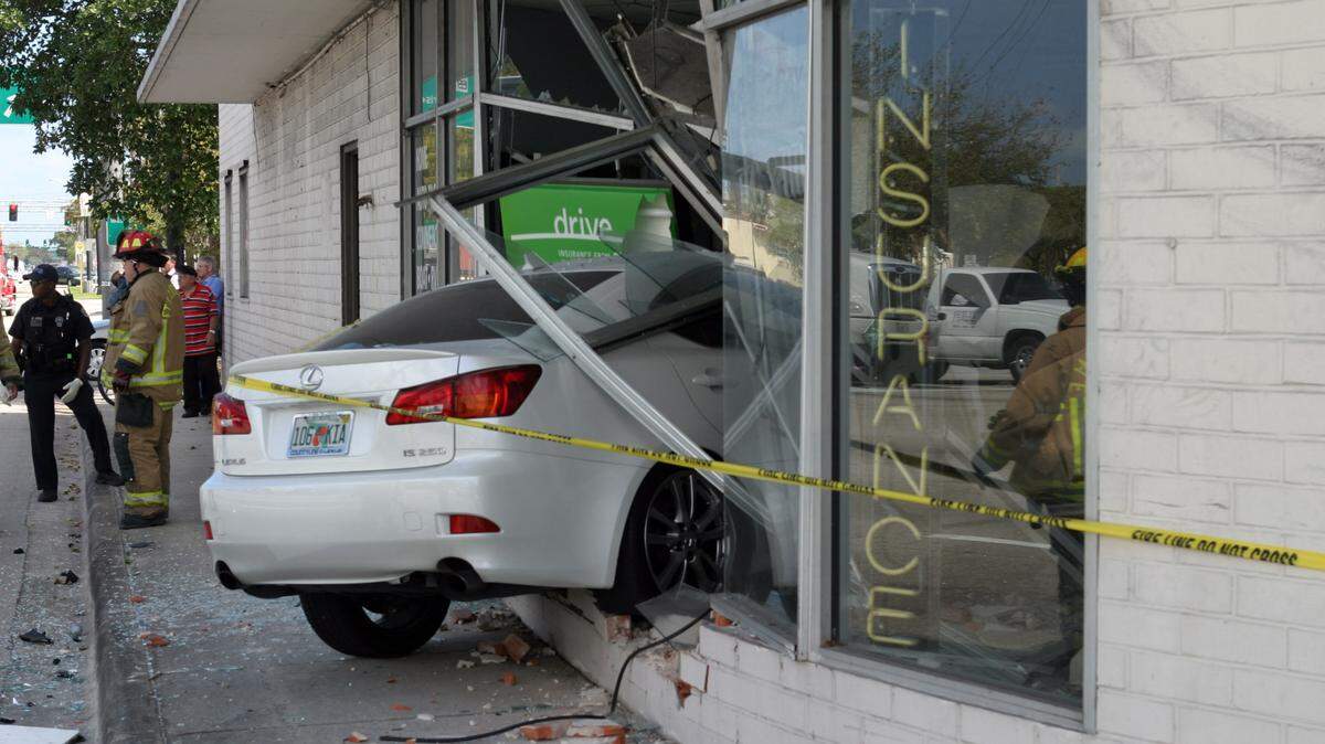 En esta foto de archivo del 27 de febrero de 2009, un automóvil se estrelló contra la ventana de una empresa de seguros en East Sunrise Blvd y Flagler Drive en Fort Lauderdale.