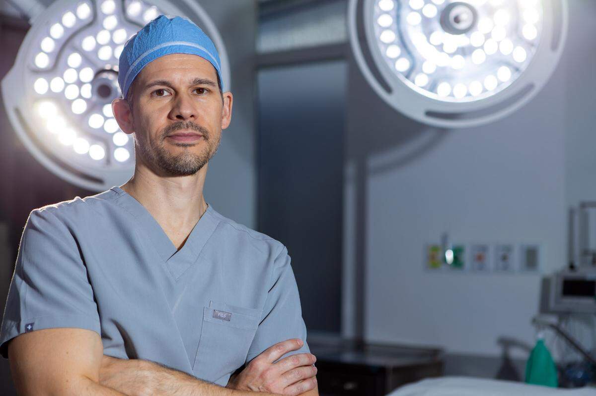 Todos los años en el día del cumpleaños de su mamá, el doctor Joshua Lampert, un exitoso cirujano de Miami, dona su tiempo y labor para operar gratis a tres madres con cicatrices del parto o padecimientos por implantes de seno, como parte de la iniciativa A.L.L. For Moms.