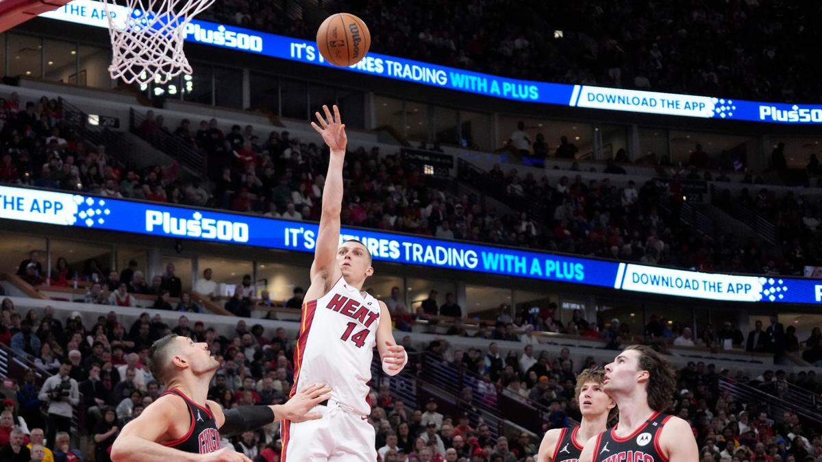 El escolta del Heat de Miami Tyler Herro tira al aro en el partido del play-in ante los Bulls, celebrado el 16 de abril de 2025 en Chicago.
