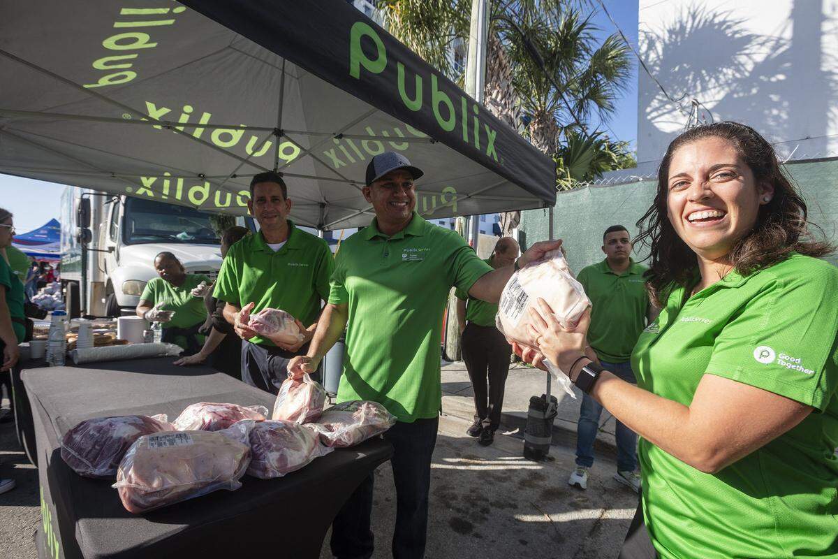 Miembros del equipo de los supermercados Publix entregan cestas navideñas de la CAMACOL en diciembre del 2024. Este año la compañía de alimentos se vuelve a unir con la CAMACOL para formar las cestas que se entregarán el 10 de diciembre en LoanDepot Park, sede de los Miami Marlins.