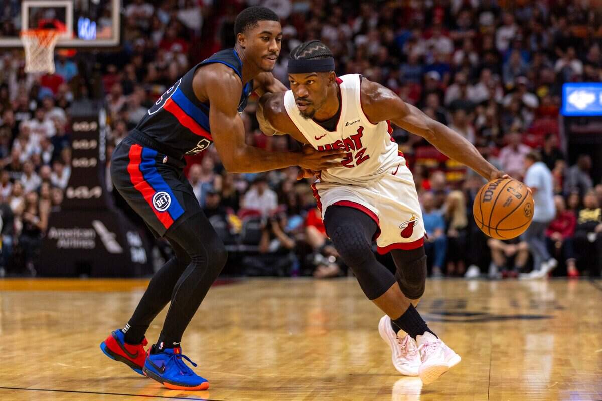 El jugador del Heat Jimmy Butler (der.) conduce la pelota ante la marca de Jaden Ivey, de los Pistons de Detroit, en el partido celebrado el 25 de octubre de 2023 en Miami.