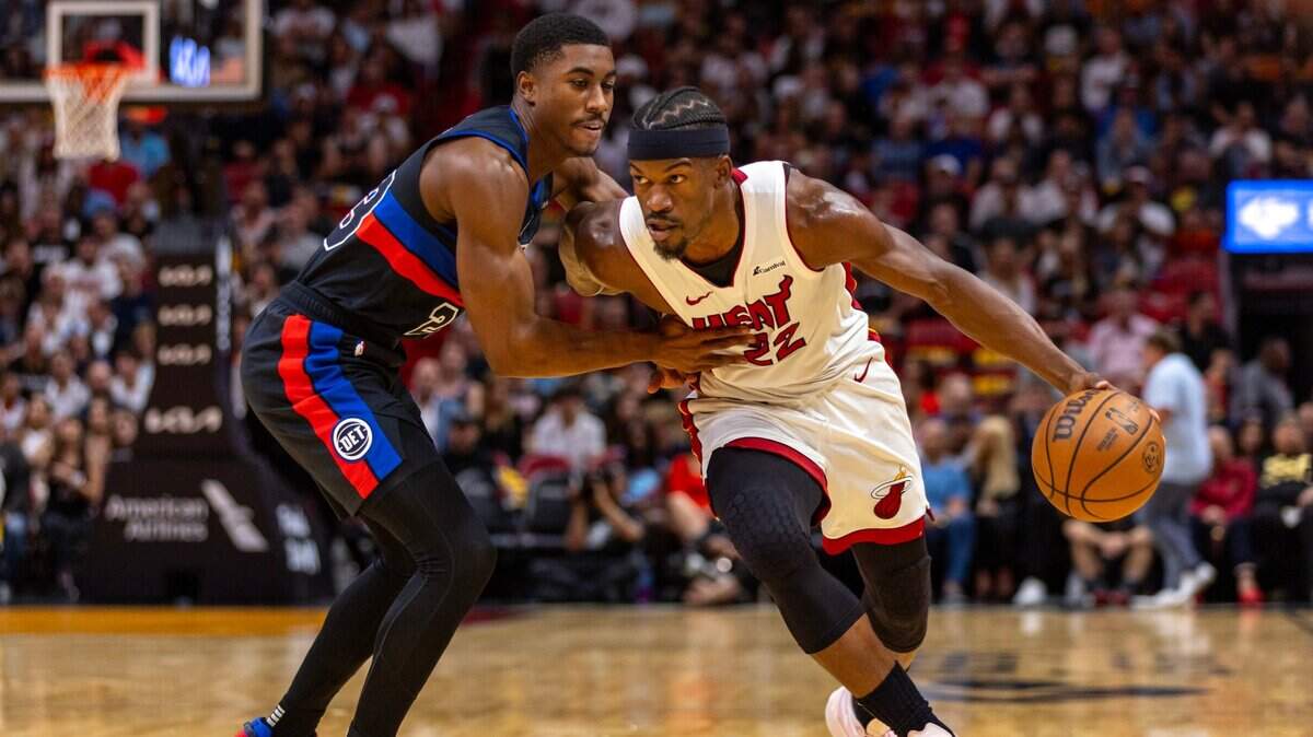 El jugador del Heat Jimmy Butler (der.) conduce la pelota ante la marca de Jaden Ivey, de los Pistons de Detroit, en el partido celebrado el 25 de octubre de 2023 en Miami.