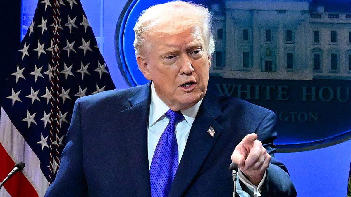 El presidente de Estados Unidos Donald Trump declaró este martes a una corresponsal de News Nation que pronto descubrirá cuál será su represalia por el ataque con drones que Irán ejecutó en la embajada estadounidense de Riad, capital de Arabia Saudí. 