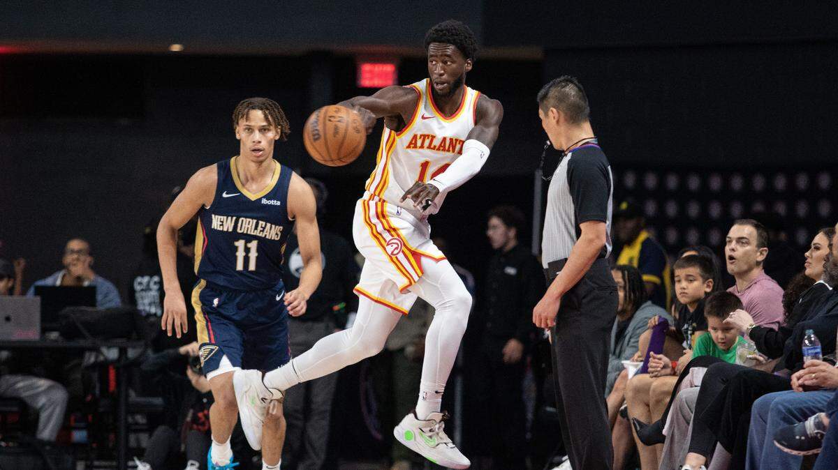 El jugador de los Hawks AJ Griffin salva una pelota en el partido contra los Pelicans de New Orleans, celebrado el 14 de octubre de 2023 en Atlanta.