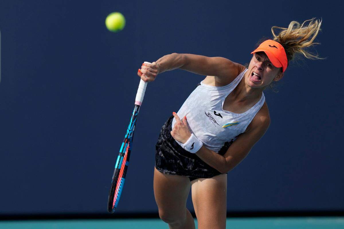 La polaca Magda Linette saca en el partido contra la china Qinwen Zheng, el 22 de marzo de 2022 en el Miami Open.