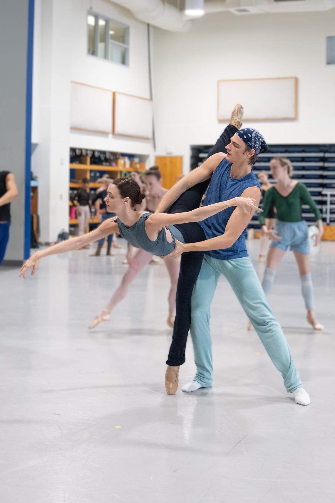 Hannah Fischer y Cameron Catazaro en “El Grandioso y Deslumbrante Gershwin”, coreografía de Durante Verzola.