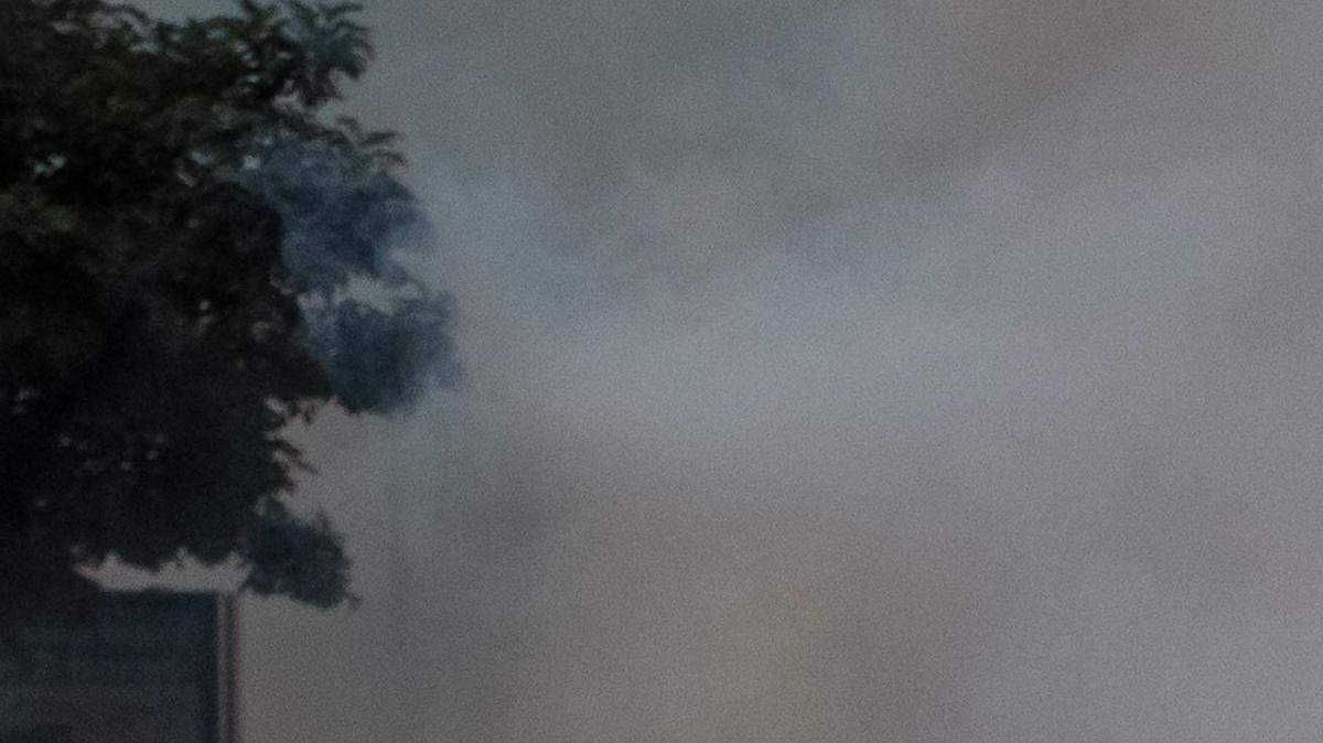 Una manifestantes devuelve una bomba de gases lacrimógenos en un enfrentamiento con agentes de la Guardia Nacional Bolivariana el jueves 20 de abril de 2017, en Caracas. 